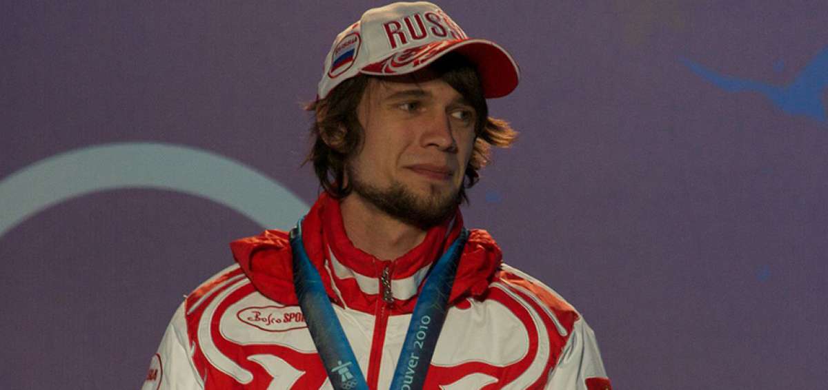 &rarr;El ruso Alexander Tretiakov posa tras ganar un certamen europeo.
