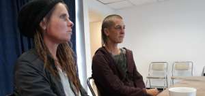 Nicola Rothon y Helen Bicknell son las madres de Satya.