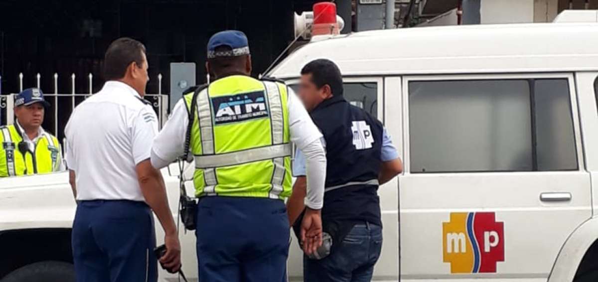 El conductor fue detenido en Urdesa, en la calle Circunvalaci&oacute;n.