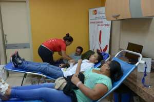 Familiares de pacientes  del hospital deciden donar sangre. Fotos: Eduardo Escobar