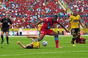 El zaguero Len&iacute;n Poroso fue uno de los m&aacute;s destacados de El Nacional, adem&aacute;s de acertar en las labores defensivas anot&oacute; el gol. Foto: JOHN GUEVARA |  El Tel&eacute;grafo