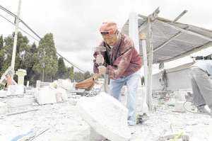 Manuel Donoso lleva 25 a&ntilde;os convirtiendo grandes trozos de piedra blanca en hermosas piletas, floreros, adoquines, placas conmemorativas y ef&iacute;gies religiosas. Foto: Roberto Ch&aacute;vez / El Tel&eacute;grafo.