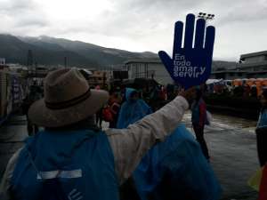 Miles de fieles ingresan al Parque Bicentenario