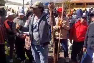 Manifestantes intentaron entrar por la fuerza a una florícola de Cotacachi. 