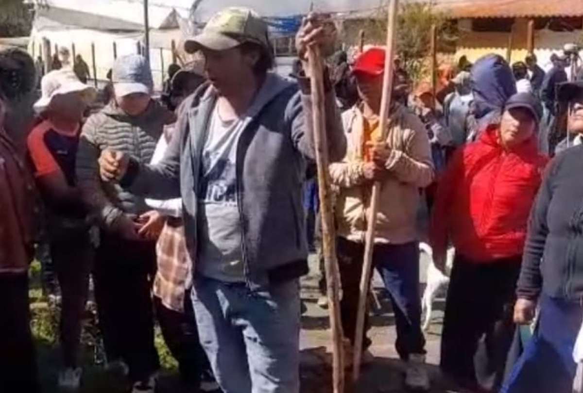 Manifestantes intentaron entrar por la fuerza a una florícola de Cotacachi. 