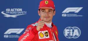 El piloto Charles Leclerc celebra la pole conseguida en Austria.