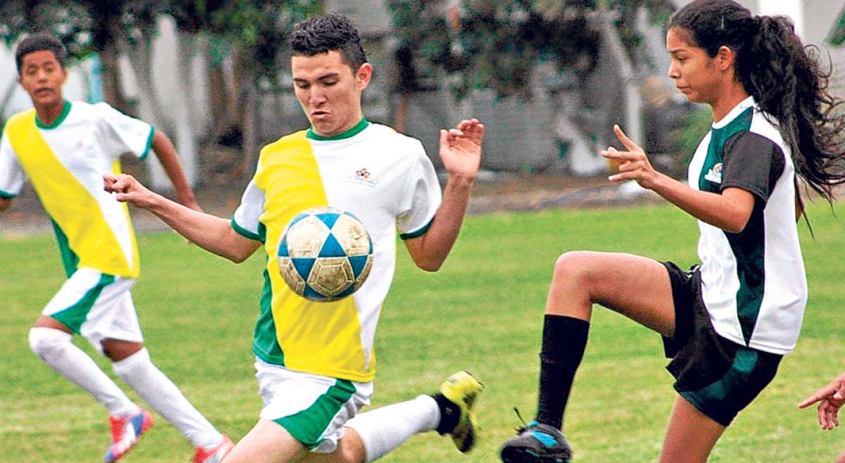 El partido entre El Triunfo y Bucay fue uno de los m&aacute;s atractivos de la segunda fecha de la Copa Guayas, torneo organizado por la Prefectura de la provincia. Foto: Cortes&iacute;a.
