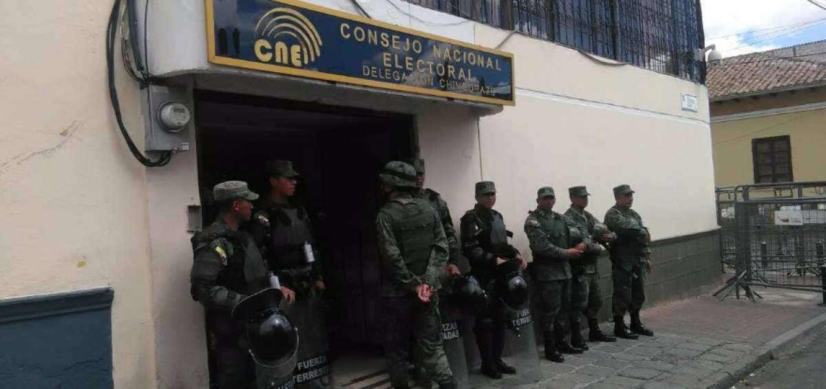 La custodia militar y policial se mantiene en el sitio.
