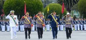 En la Escuela Superior del Ej&eacute;rcito se efectu&oacute; la ceremonia de posesi&oacute;n de la nueva c&uacute;pula militar a la que asisti&oacute; el Presidente de la Rep&uacute;blica.
