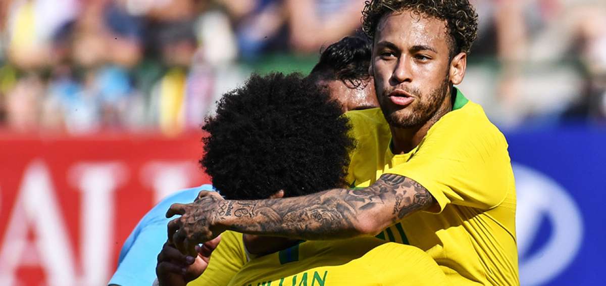 Neymar (der.) abraza a Willian luego de marcar uno de los tres goles con los que Brasil derrot&oacute; a Austria, en partido de preparaci&oacute;n antes del Mundial.