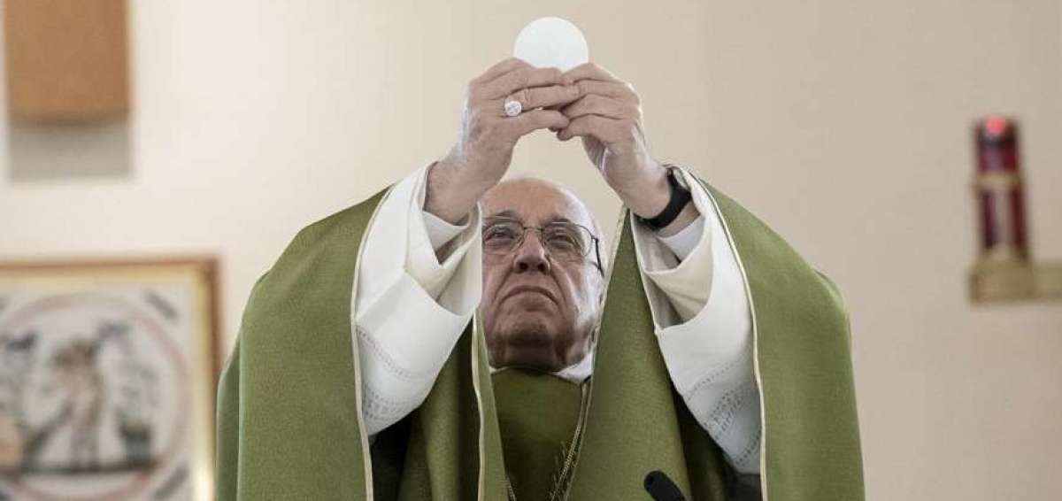 El papa Francisco celebra la misa del Corpus Christi.