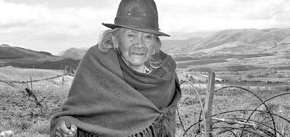 Tr&aacute;nsito Amagua&ntilde;a naci&oacute; en Pesillo, Pichincha, el 10 de septiembre de 1909 y falleci&oacute; a la edad de 100 a&ntilde;os en su pueblo natal.