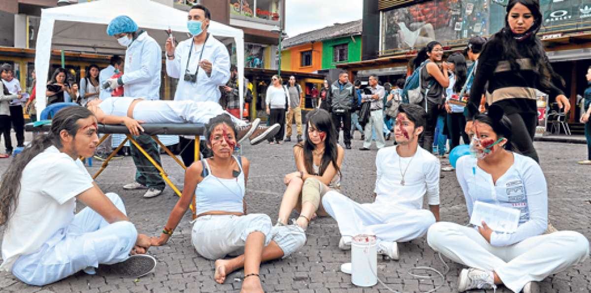 En la Plaza Foch se realiz&oacute; una performance para rechazar el uso de animales en experimentos. Foto: &Aacute;lvaro P&eacute;rez / El Tel&eacute;grafo