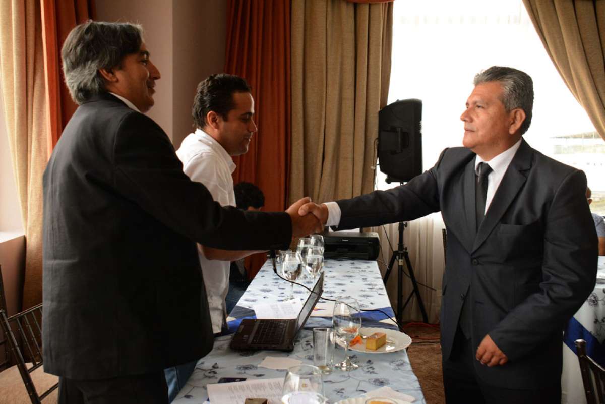 &Aacute;lex Gonz&aacute;lez Guti&eacute;rrez (der.), el pasado 31 de octubre, cuando se hizo presente en las elecciones de la Federaci&oacute;n Ecuatoriana de Boxeo, en Portoviejo. Foto: Cortes&iacute;a Ministerio del Deporte