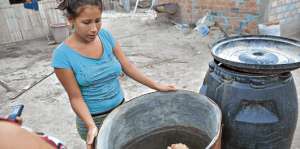 Mar&iacute;a Barriga muestra que la calidad del agua que llevan los tanqueros a su sector es mala. Foto: Rodolfo P&aacute;rraga / El Tel&eacute;grafo