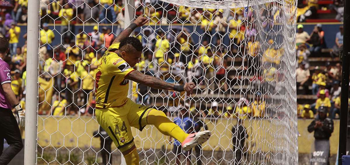 El delantero Jonathan &Aacute;lvez, de Barcelona, patea uno de los balones ubicados detr&aacute;s del arco rival, luego de conocer que ser&iacute;a reemplazado del juego.