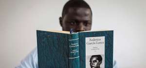 Un estudiante senegal&eacute;s lee una obra del escritor Federico Garc&iacute;a Lorca en el Aula Cervantes de Dakar, &uacute;nica sede del Instituto Cervantes en &Aacute;frica  subsahariana.