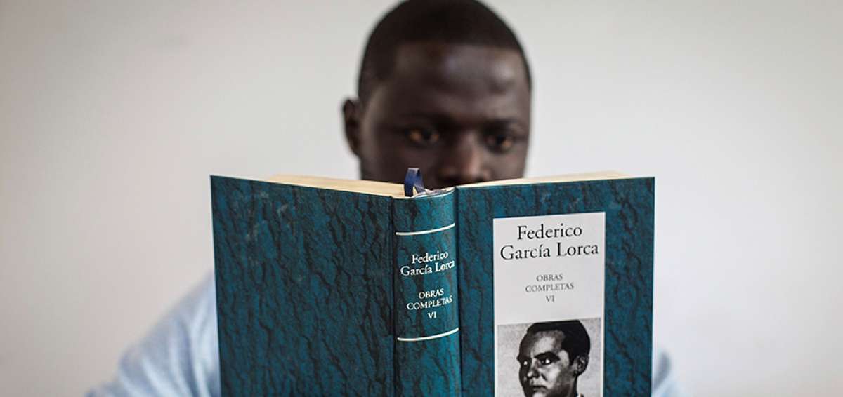 Un estudiante senegal&eacute;s lee una obra del escritor Federico Garc&iacute;a Lorca en el Aula Cervantes de Dakar, &uacute;nica sede del Instituto Cervantes en &Aacute;frica  subsahariana.