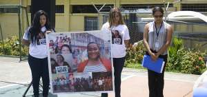 Las internas de la c&aacute;rcel de mujeres durante un homenaje a Gavis Moreno realizado un mes luego de su muerte.