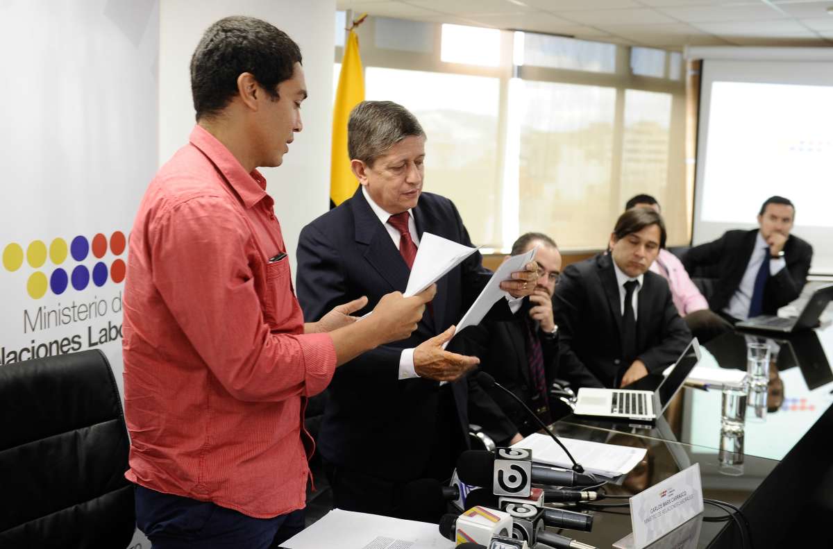 Edwin Tenorio tach&oacute; de "mentirosos" a directivos de la FEF