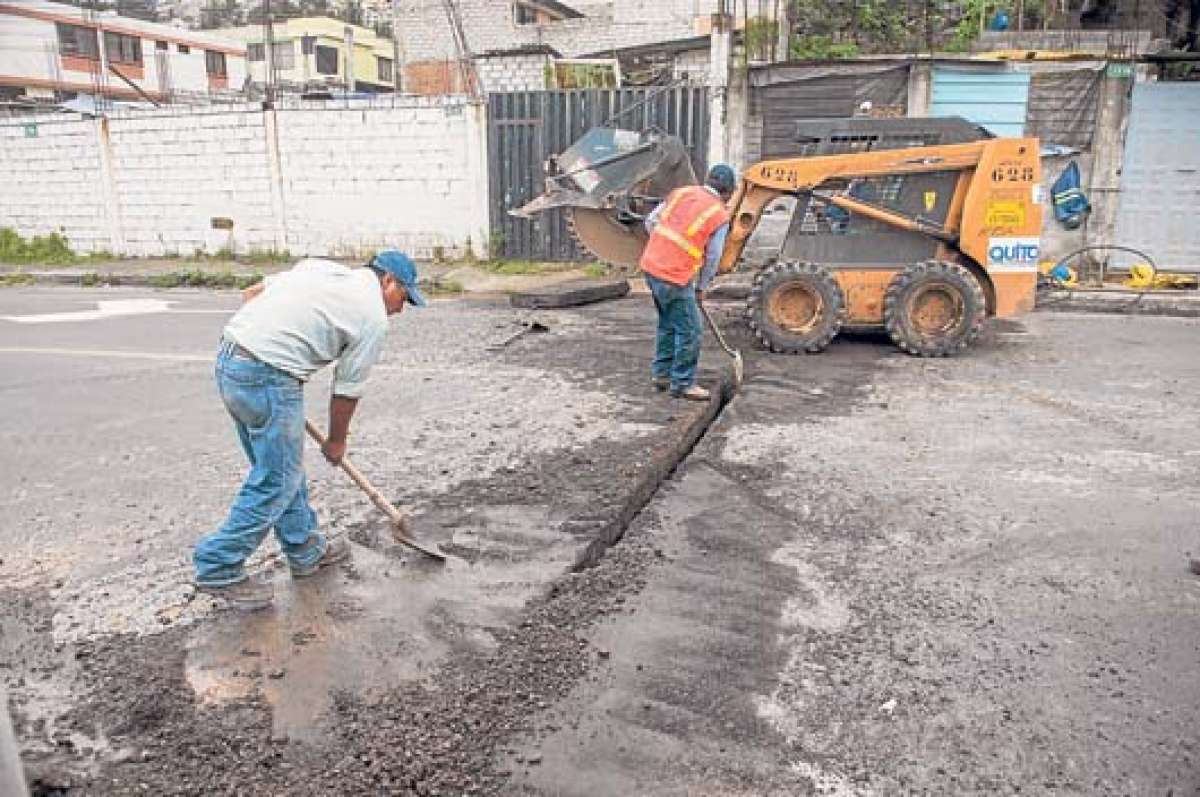 Personal de la empresa de agua potable cambi&oacute; la tuber&iacute;a da&ntilde;ada la ma&ntilde;ana de ayer. Foto: Fernando Sandoval/ El Tel&eacute;grafo
