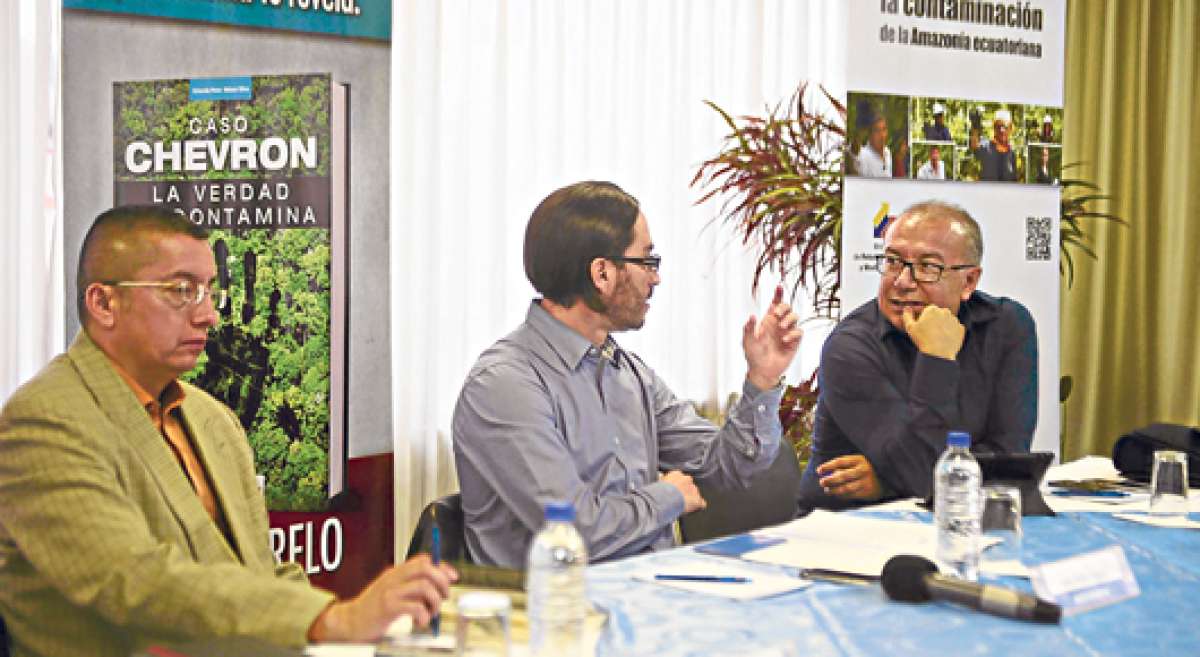 Junto a sus 2 autores, Julio Pe&ntilde;a y Lillo present&oacute; libro sobre el caso Chevron, el 28 de enero, d&iacute;a del natalicio de Jos&eacute; Mart&iacute; (1853) y la muerte de Alfaro (1912). Foto: Carina Acosta / El Tel&eacute;grafo