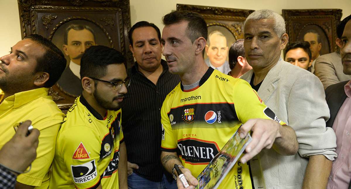 Dami&aacute;n D&iacute;az se puso la camiseta del &lsquo;&Iacute;dolo&rsquo; con el &lsquo;10&rsquo;, el n&uacute;mero que utiliz&oacute; en 2012 durante su primer paso por el cuadro guayaquile&ntilde;o. Foto: Lylibeth Coloma / El Tel&eacute;grafo