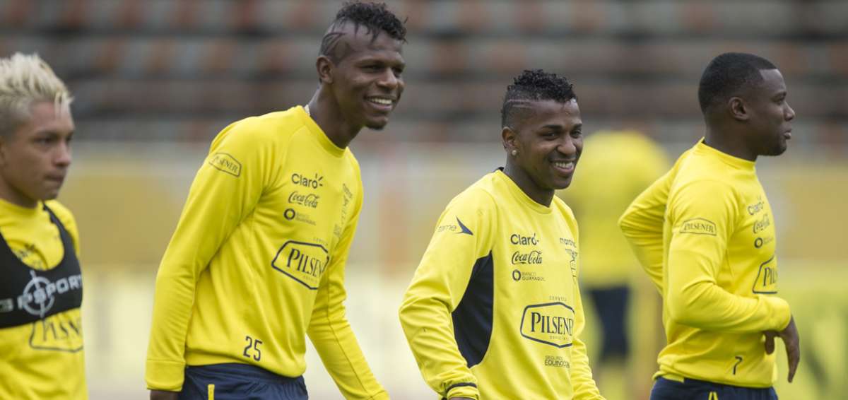 Arboleda (25) junto a Miler (d) durante la pr&aacute;ctica de Ecuador en el estadio Ol&iacute;mpico Atahualpa.