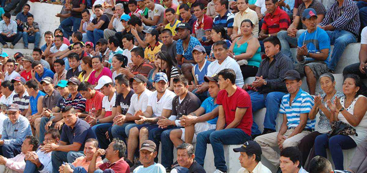 Los mineros atendieron la sesi&oacute;n p&uacute;blica del Concejo Cantonal de Portovelo en los grader&iacute;os del estadio.