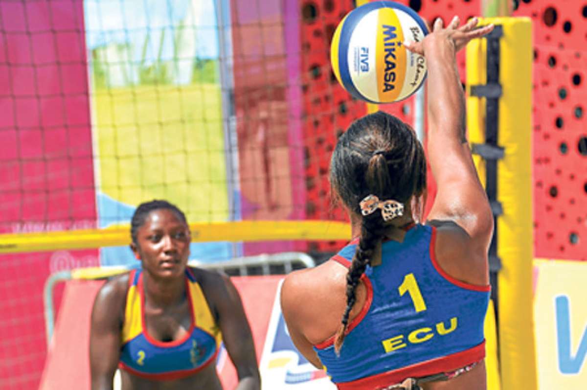 Mishelle Molina (de espalda) se apresta a sacar en un partido de los pasados Juegos Suramericanos de Chile. Foto: Archivo.