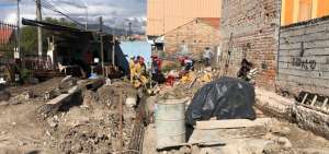 Los escombros del  muro aplastaron a un joven.