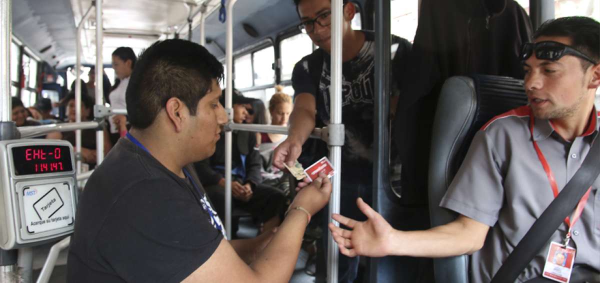 La ciudad de Cuenca se convierte en la primera urbe donde se cobra el pasaje en el transporte urbano mediante una tarjeta electr&oacute;nica.