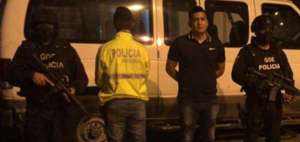 El detenido registra antecedentes penales por tenencia ilegal de arma. 