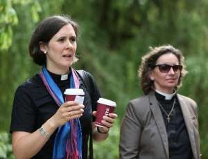 Dos integrantes del clero anglicano llegan al s&iacute;nodo general de la Iglesia de Inglaterra. Foto: AFP