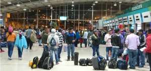Viajeros acudieron la noche de ayer para iniciar sus viajes por el feriado. 