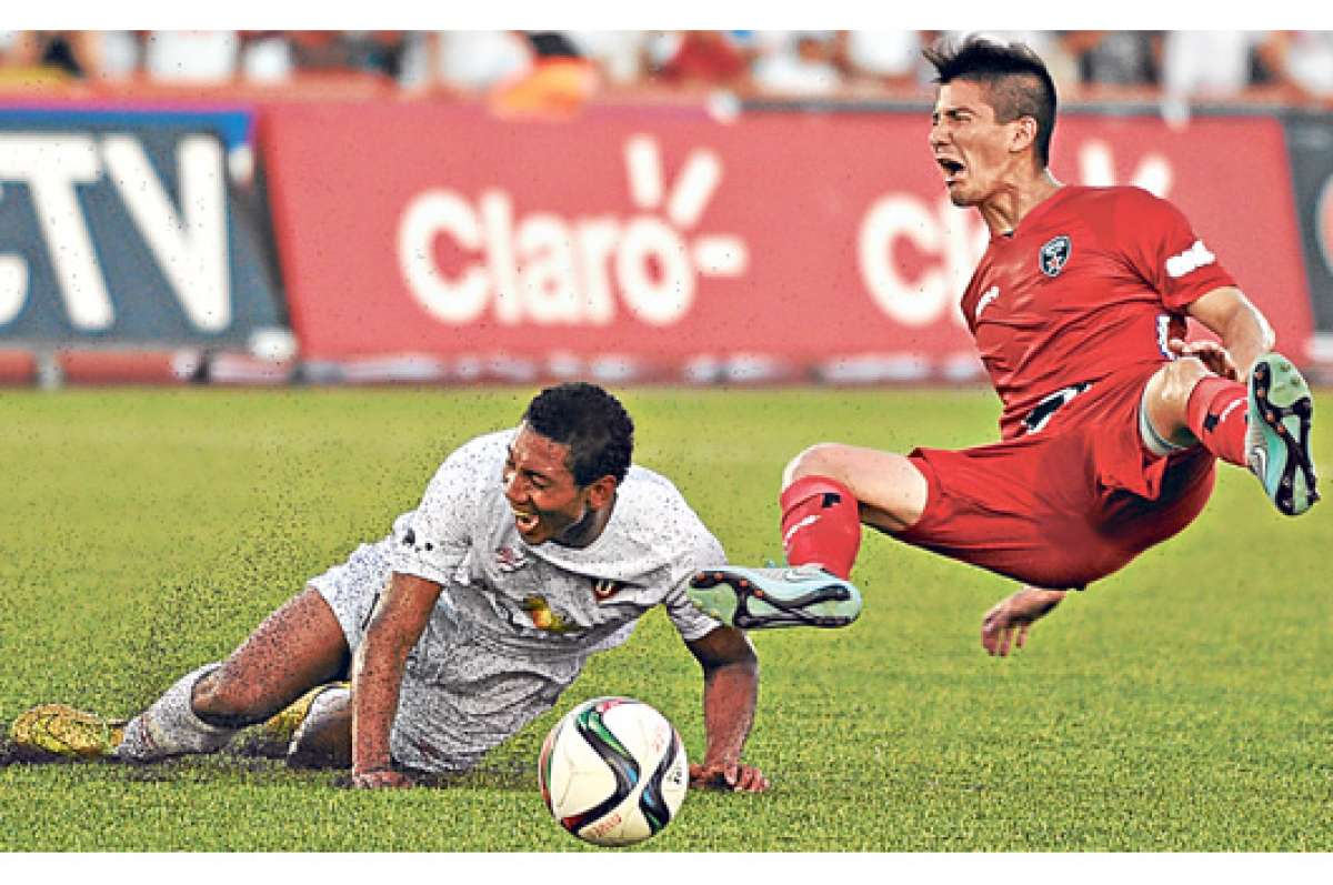 Christian Cruz (der.), de River Ecuador, cay&oacute; luego de disputar la pelota ante un jugador de Liga de Quito, la tarde de ayer, en el estadio Christian Ben&iacute;tez. Foto: Miguel Castro / El Tel&eacute;grafo