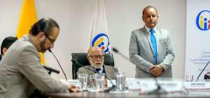 En primer plano aparece el consejero Pablo D&aacute;vila; al fondo se observa al presidente de esta instituci&oacute;n, Julio C&eacute;sar Trujillo, durante la sesi&oacute;n de este lunes 16 de julio.