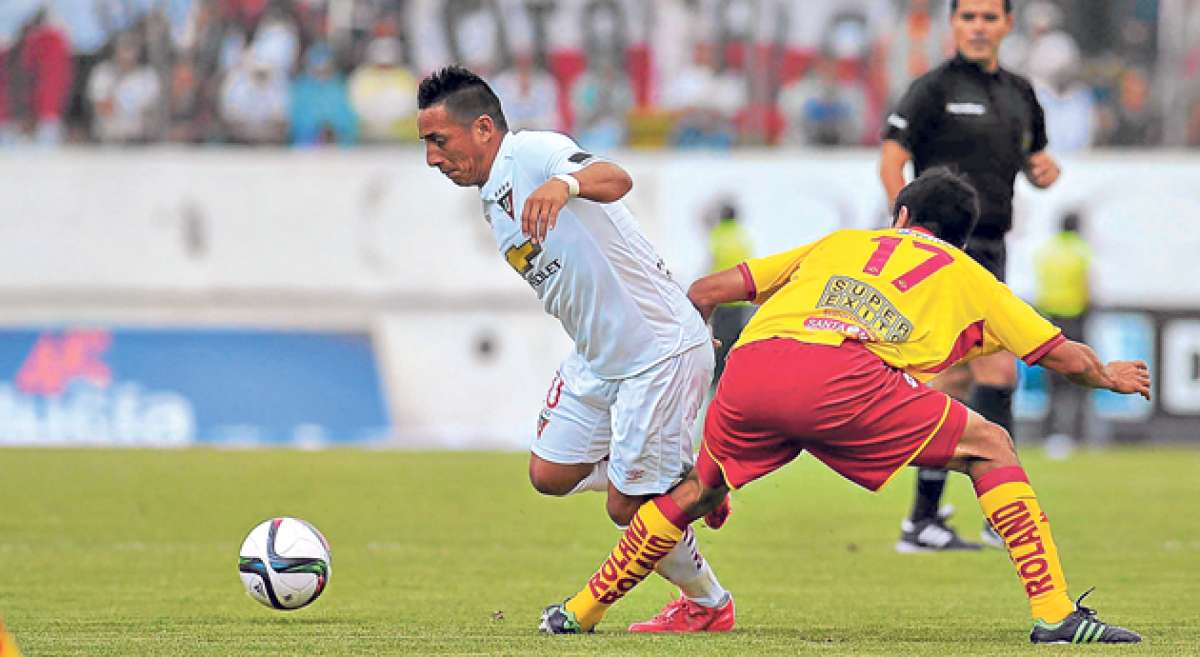 El volante ecuatoriano H&oacute;lger Matamoros durante el &uacute;ltimo cl&aacute;sico capitalino en el que Liga de Quito cay&oacute; 3-2 ante Aucas el fin de semana pasado. Foto: Archivo / El Tel&eacute;grafo