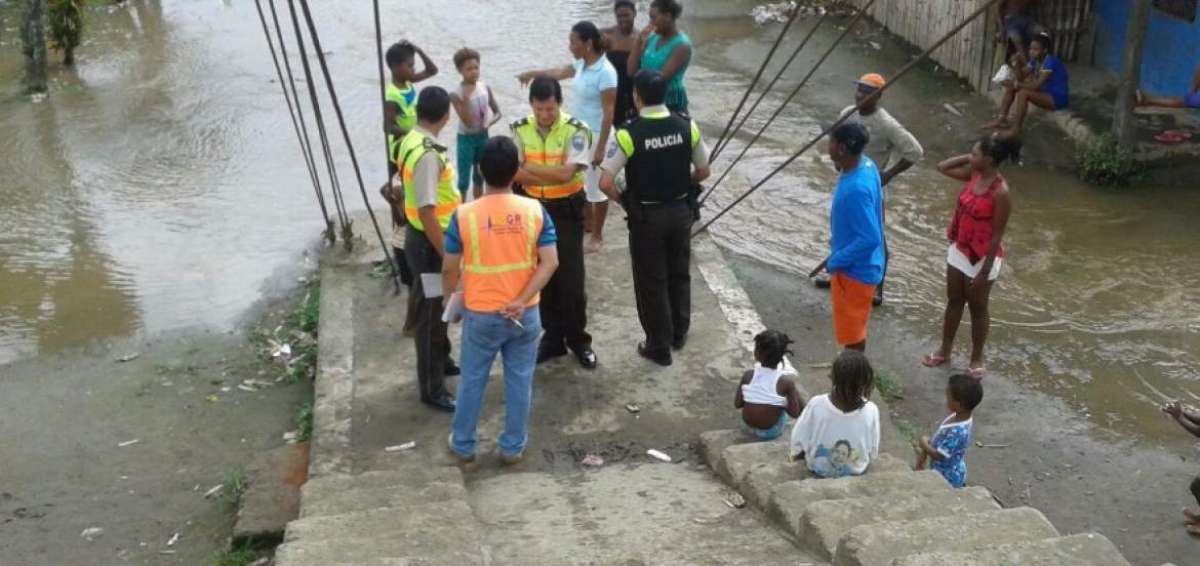 El r&iacute;o Esmeraldas se desbord&oacute; y el agua ingres&oacute; en varias viviendas.