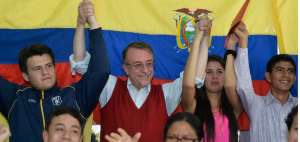 El precandidato dialog&oacute; con los universitarios.