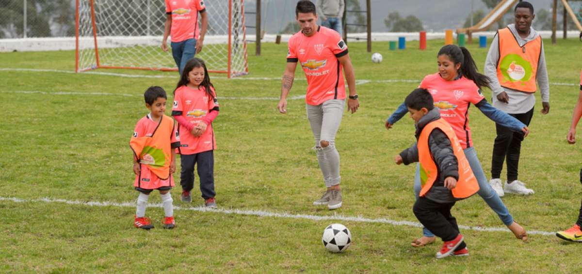 El l&iacute;bero uruguayo Horacio Salaberry (centro) observa el paso de la pelota entre ni&ntilde;os de la escuela Granja. 
