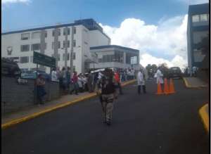 Esta ma&ntilde;ana se realiz&oacute; una evacuaci&oacute;n del personal del Hospital de la Polic&iacute;a, ante la presencia de aparentes "fuga de gases peligrosos".  Foto: Gabriela Castillo/ EL TEL&Eacute;GRAFO