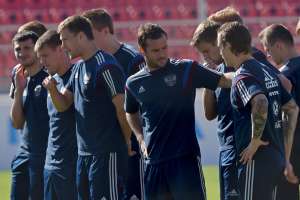 Alexander Kerzhakov (c.) es uno de los jugadores m&aacute;s veteranos del equipo ruso. Foto: AFP