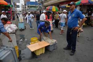 Los vendedores formales se tomaron temporalmente una v&iacute;a de la ciudad, para llamar la atenci&oacute;n de las autoridades. Foto: Rodolfo P&aacute;rraga/El Tel&eacute;grafo