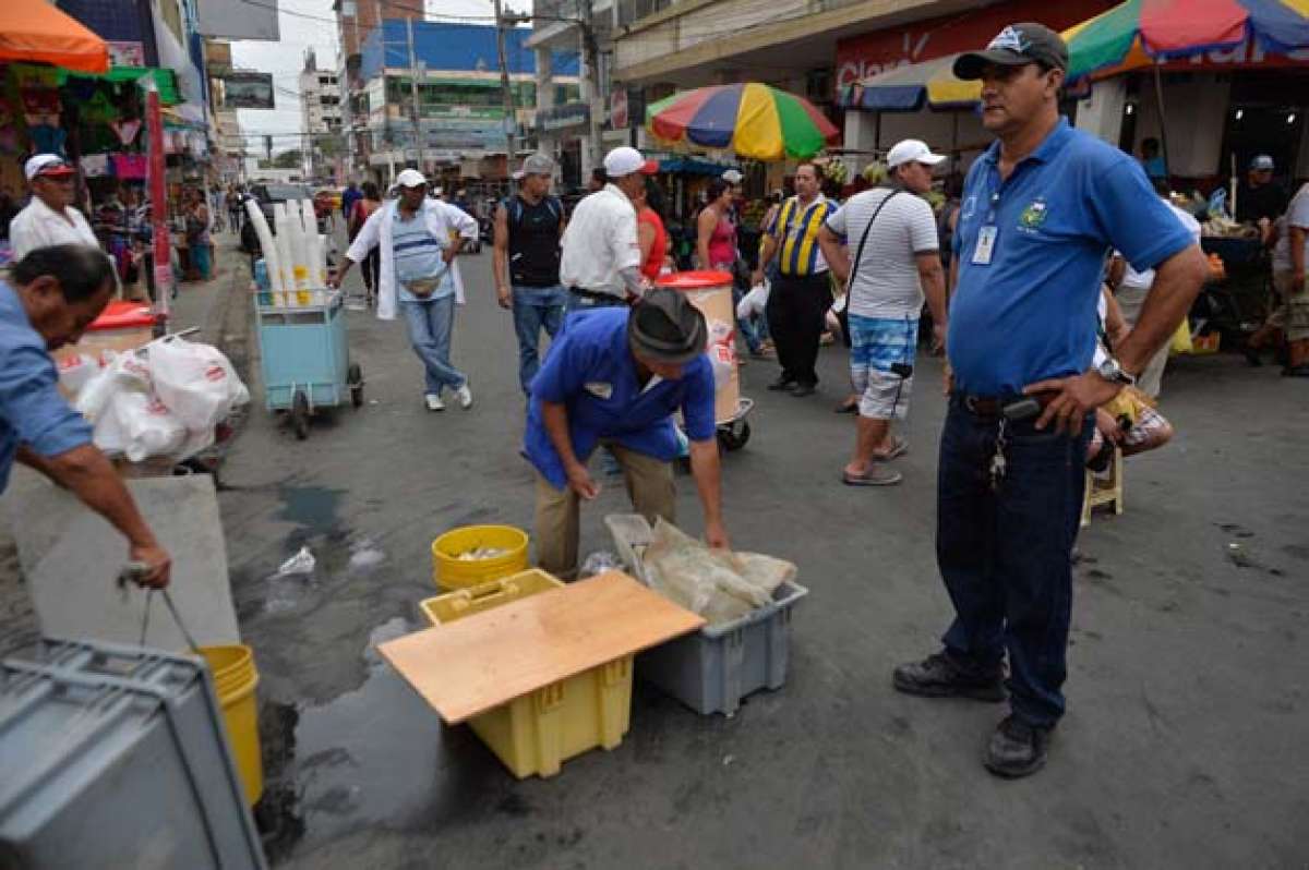 Los vendedores formales se tomaron temporalmente una v&iacute;a de la ciudad, para llamar la atenci&oacute;n de las autoridades. Foto: Rodolfo P&aacute;rraga/El Tel&eacute;grafo