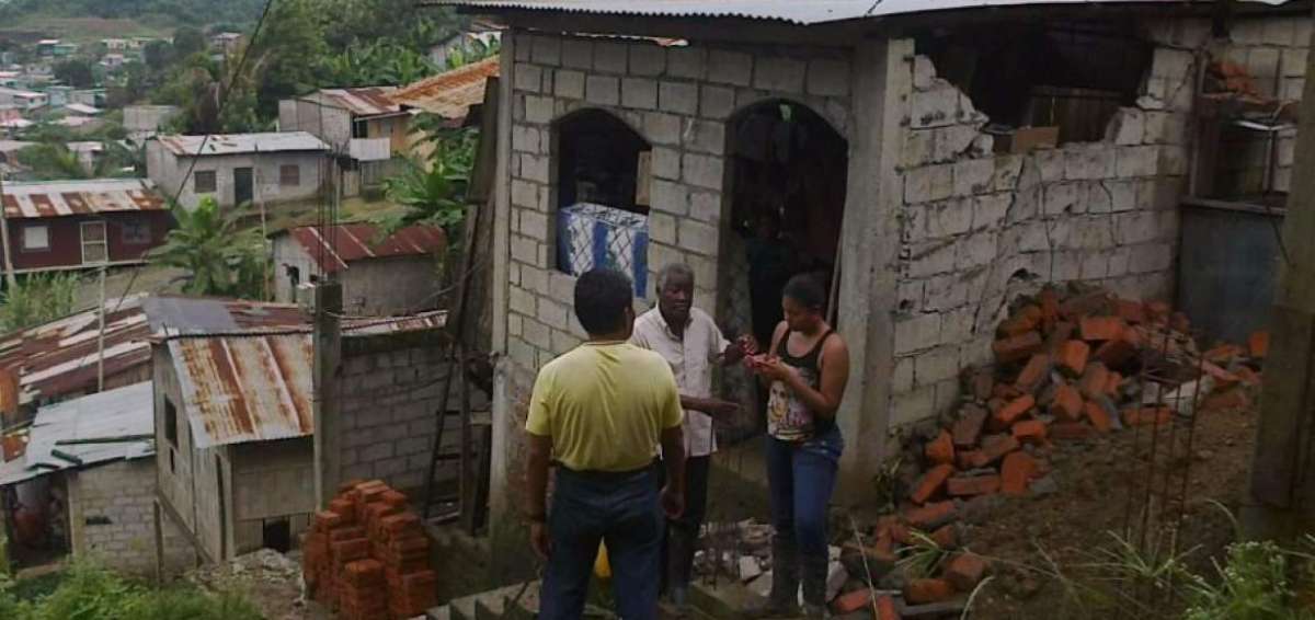 Un herido al caer la pared de una vivienda en Esmeraldas
