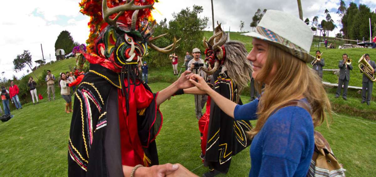 A los turistas extranjeros que visitan las hoster&iacute;as en el cant&oacute;n P&iacute;llaro les gusta participar en las danzas de los &lsquo;diablos&rsquo; que alegran los eventos locales. 