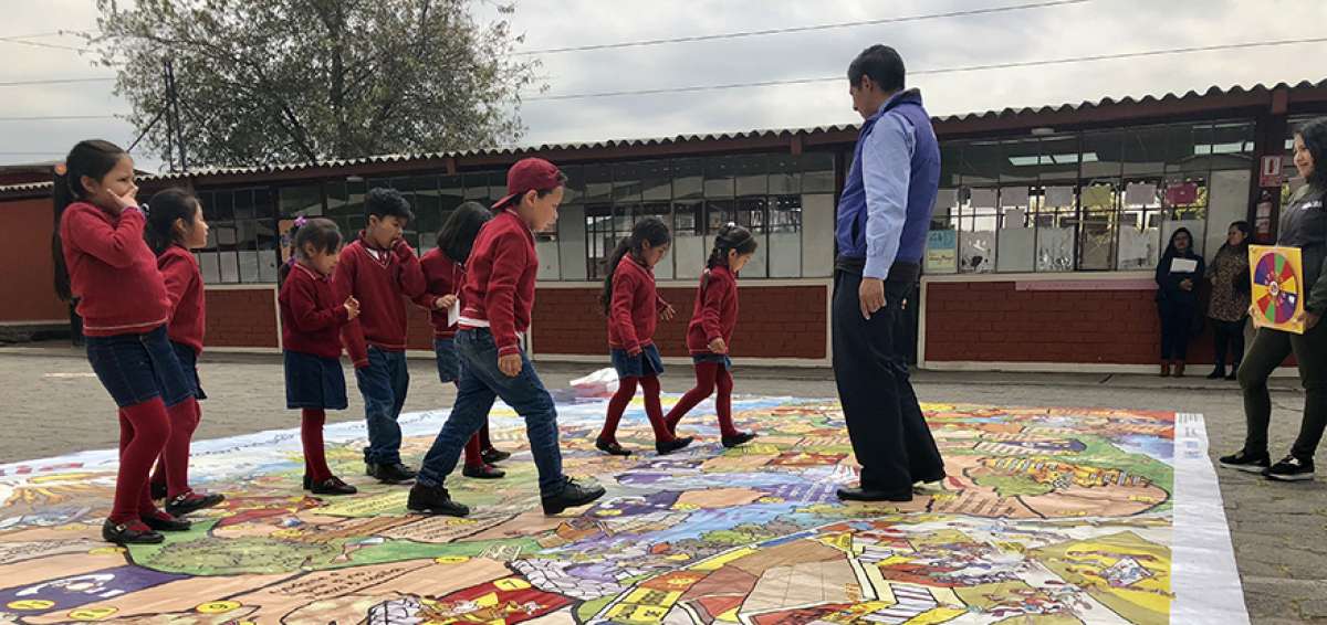 En el patio del establecimiento educativo Manuela Espejo se instal&oacute; una versi&oacute;n gigante del juego Riesgolandia, que ense&ntilde;a sobre los desastres.
