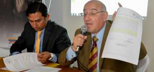 El anuncio de la aceptaci&oacute;n del &lsquo;Compromiso de Cese&rsquo; fue hecho por Marcelo Ortega (der.), presidente de la Comisi&oacute;n de Resoluci&oacute;n de Primera Instancia.