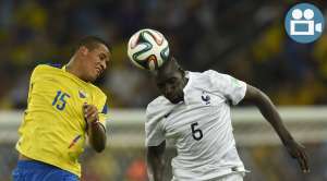 El defensor franc&eacute;s (d) disputa el bal&oacute;n con Michael Arroyo de Ecuador. Foto: AFP.